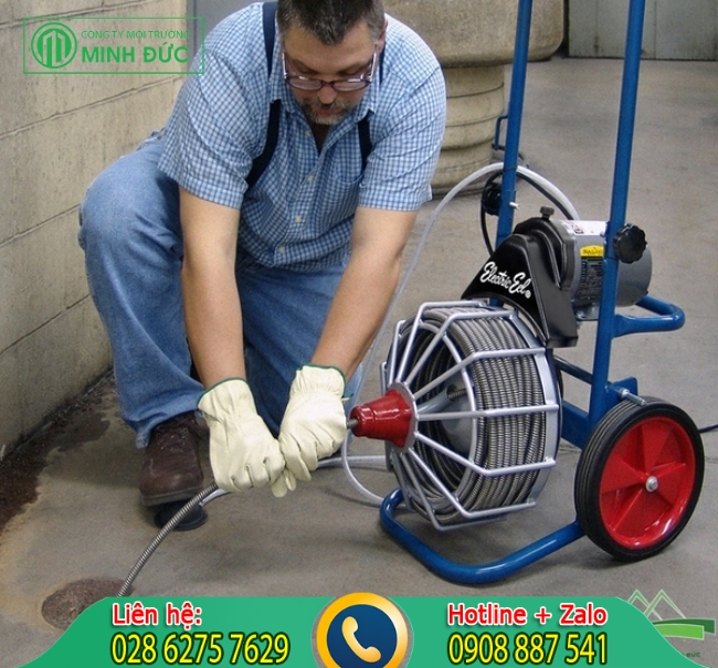 th&ocirc;ng tắc cống bồn tắm nghẹt bằng đồ gắp