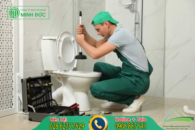 Nh&acirc;n vi&ecirc;n th&ocirc;ng bồn cầu chuy&ecirc;n nghiệp