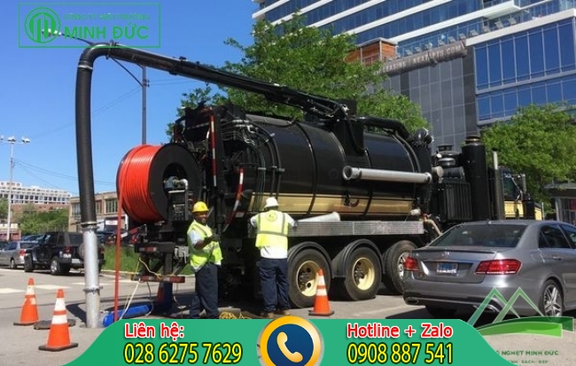Nh&acirc;n vi&ecirc;n thi c&ocirc;ng r&uacute;t hầm cầu B&igrave;nh Phước.