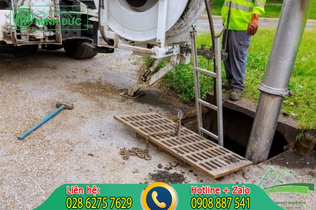 Xử l&yacute; r&uacute;t hầm cầu tại B&igrave;nh Thuận.