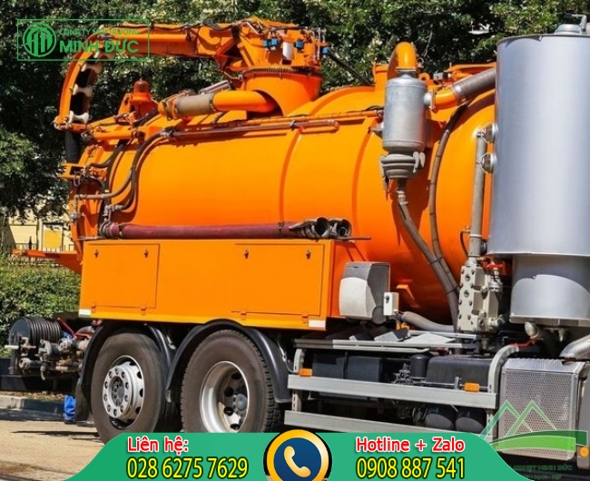 Thi c&ocirc;ng r&uacute;t hầm cầu L&acirc;m Đồng