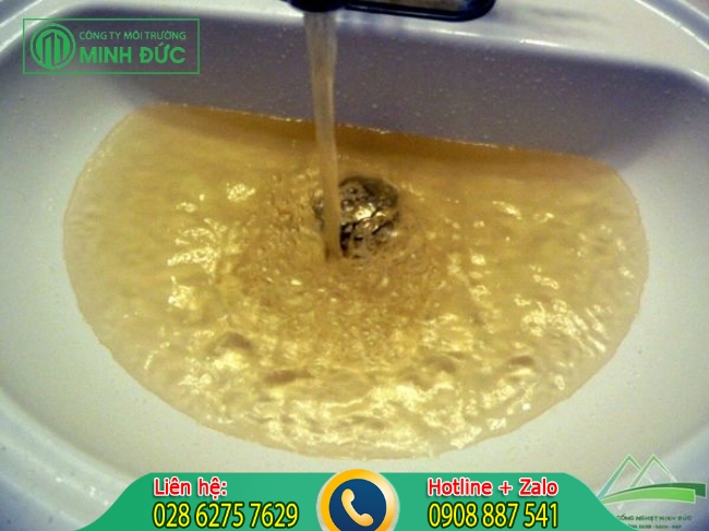 Bồn cầu bị đen v&agrave; ố v&agrave;ng do nguồn nước nhiễm ph&egrave;n