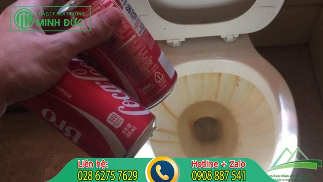 Tẩy trắng bồn cầu bị đen v&agrave; ố v&agrave;ng bằng CocaCola