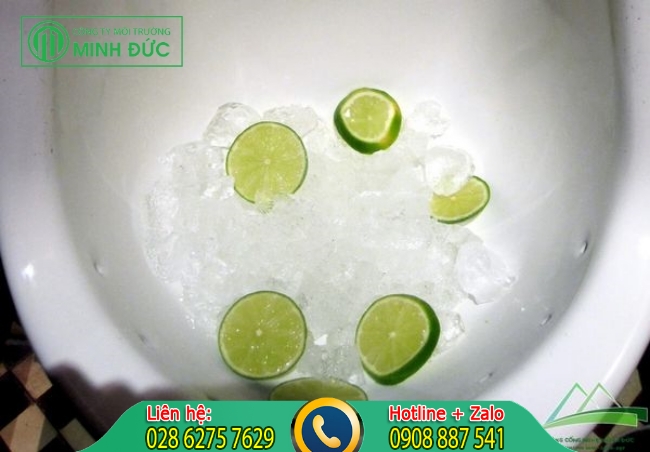 Tẩy trắng bồn cầu bị đen v&agrave; ố v&agrave;ng bằng chanh tươi