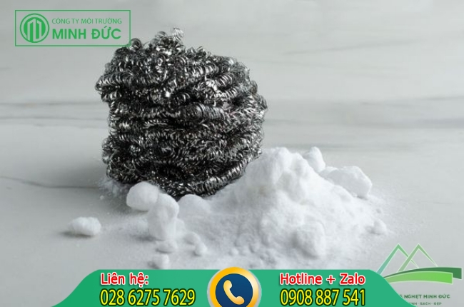 Th&ocirc;ng bồn cầu bằng Baking soda với nước n&oacute;ng