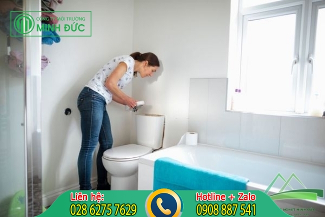 khử mùi hôi nhà vệ sinh bằng cách dọn vệ sinh hàng ngày