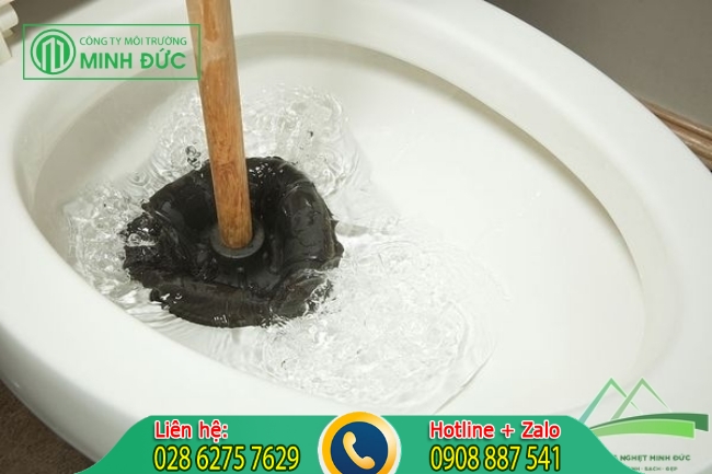 Bồn cầu bị nghẹt nước rất nguy hiểm