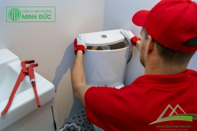 Hậu qua khi bỏ nhiều vật dụng l&agrave;m cho toilet bị nghẹt