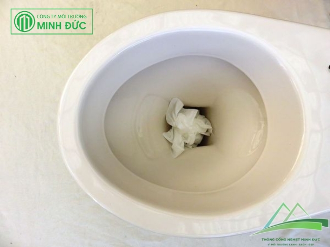 khi bồn cầu bị nghẹt phải l&agrave;m sao