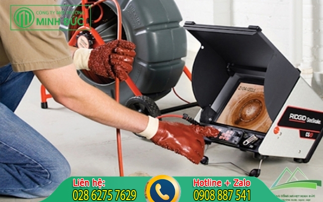 Nh&acirc;n vi&ecirc;n xử l&yacute; khi bồn cầu bị nghẹt chuy&ecirc;n nghiệp