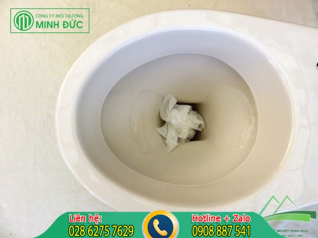Bồn cầu tho&aacute;t nước chậm do sử dụng giấy vệ sinh nhiều