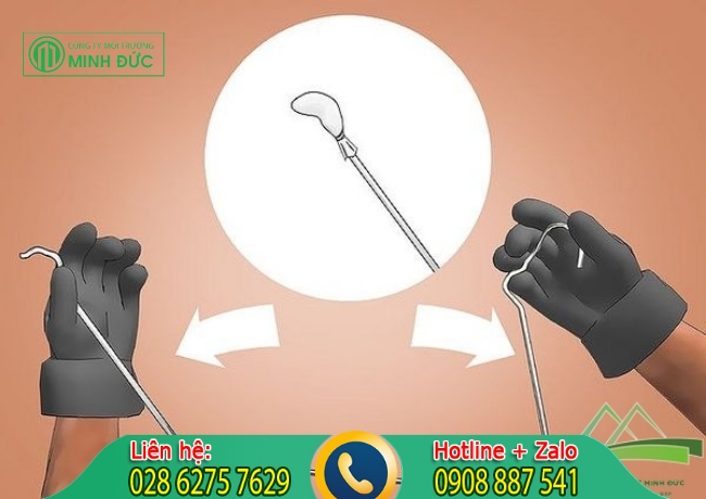 thông bồn cầu bị tắc bởi vật cứng bằng móc treo quần áo