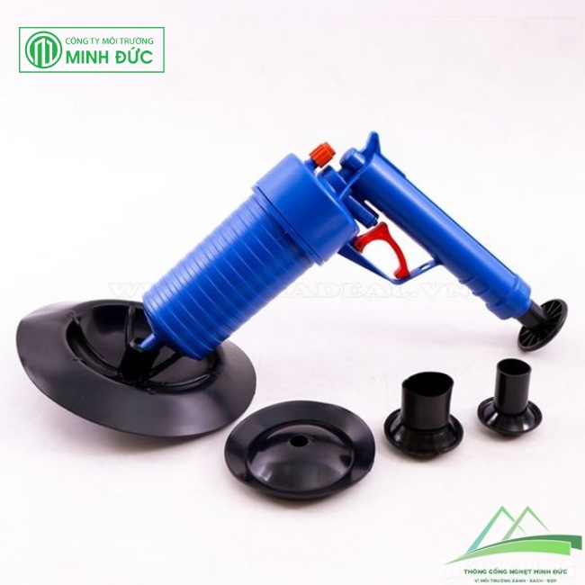 thông bồn cầu bị tắc bởi vật cứng bằng súng tạo áp lực