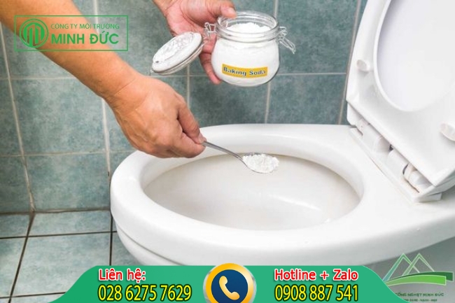 Th&ocirc;ng nghẹt bồn cầu bằng muối v&agrave; baking soda