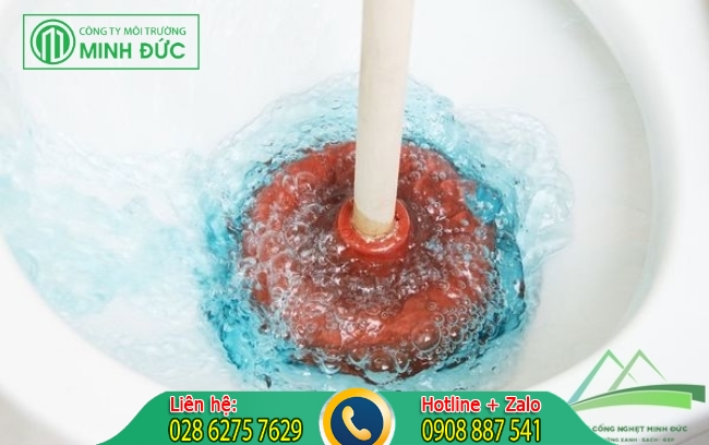 nh&agrave; vệ sinh tho&aacute;t nước chậm cần th&ocirc;ng tắc bồn cầu bằng pit t&ocirc;ng