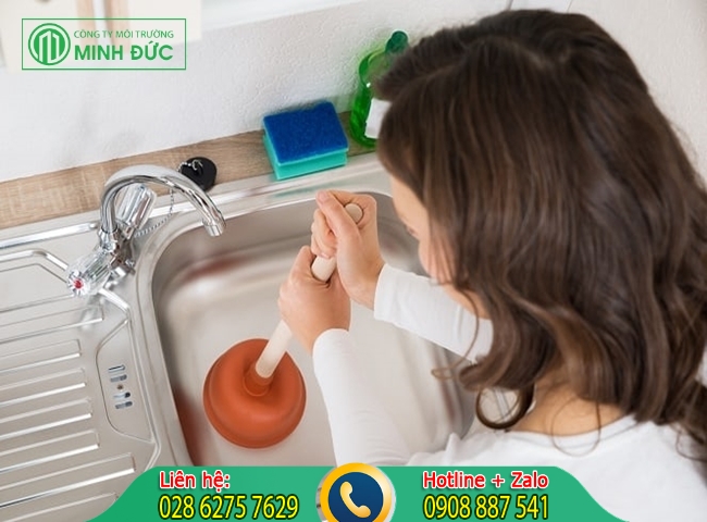 Th&ocirc;ng bồn rửa ch&eacute;n quận 6 tại nh&agrave; bằng p&iacute;t t&ocirc;ng cao su 
