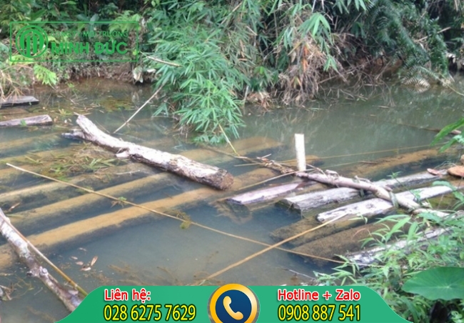 Ng&acirc;m đồ gỗ v&agrave;o nước để diệt mối