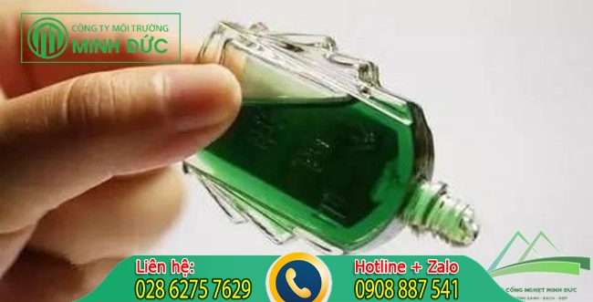 khử mùi hôi nhà vệ sinh bằng dầu gió