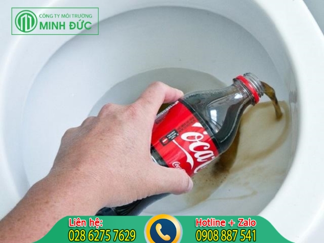 C&aacute;ch th&ocirc;ng nghẹt bồn cầu nhanh nhất bằng Coca cola