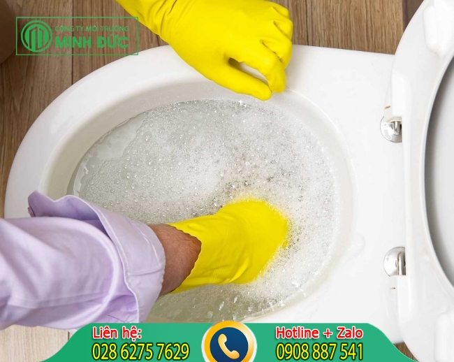 C&aacute;ch th&ocirc;ng nghẹt bồn cầu tại nh&agrave; bằng tay