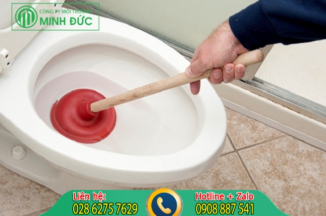 C&aacute;ch th&ocirc;ng tắc nghẽn bồn cầu tại nh&agrave; bằng thụt (piston)