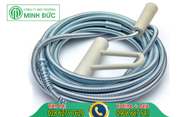 C&aacute;ch xử l&yacute; bồn cầu bị tắc nghẽn bằng khoan d&acirc;y c&aacute;p l&ograve; xo