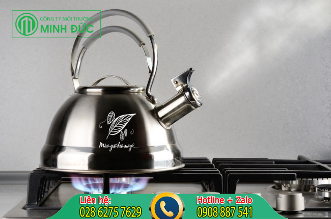 Xử l&yacute; tắc nghẽn bồn cầu bằng nước đun s&ocirc;i