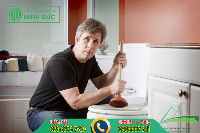 Hướng dẫn c&aacute;ch th&ocirc;ng bồn cầu bằng coca hiệu quả