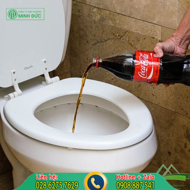 hướng dẫn c&aacute;ch th&ocirc;ng bồn cầu bằng Coca