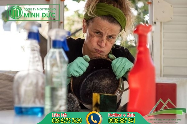 coca c&oacute; khả năng loại vết b&aacute;m nồi chảo ngo&agrave;i khả năng th&ocirc;ng bồn cầu