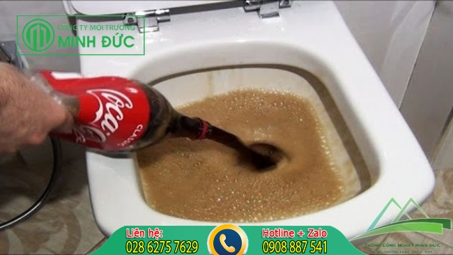 Hướng dẫn c&aacute;ch th&ocirc;ng bồn cầu bằng coca hiệu quả