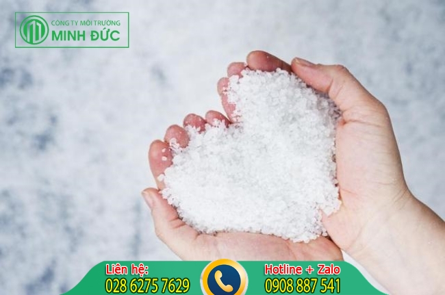 Khắc phục sự cố nước cống tr&agrave;o ngược với muối v&agrave; Baking Soda