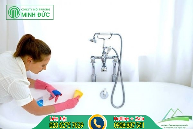 L&agrave;m sạch nh&agrave; tắm từ bồn tắm