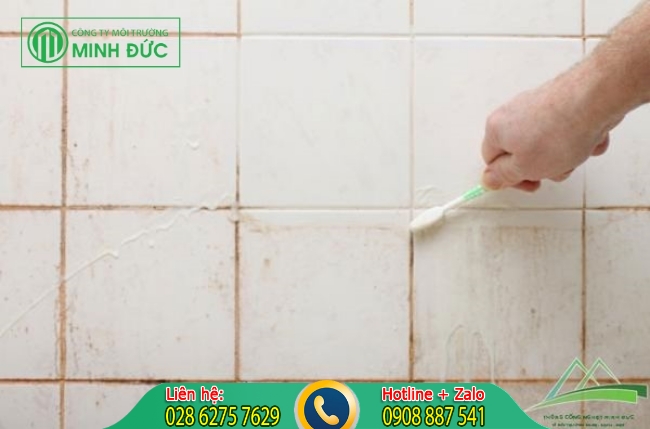 L&agrave;m sạch tường nh&agrave; tắm ho&agrave;n hảo trắng s&aacute;ng