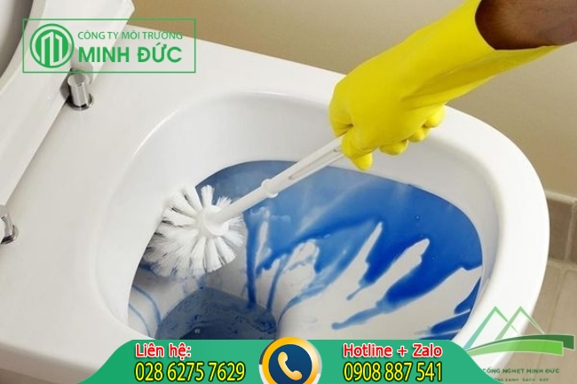 C&aacute;ch sử dụng nước tẩy rửa bồn cầu nhanh gọn v&agrave; hiệu quả