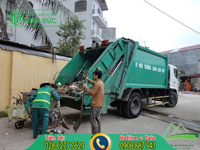 Sử dụng xe thu gom r&aacute;c thải sinh hoạt về nơi tập kết