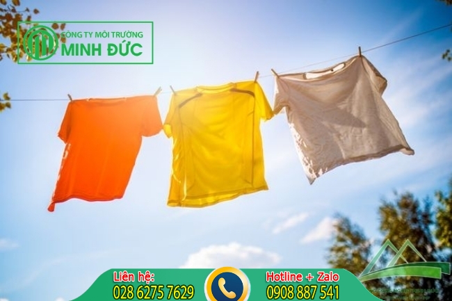 Phơi quần &aacute;o ngo&agrave;i nắng để tẩy mốc hiệu quả