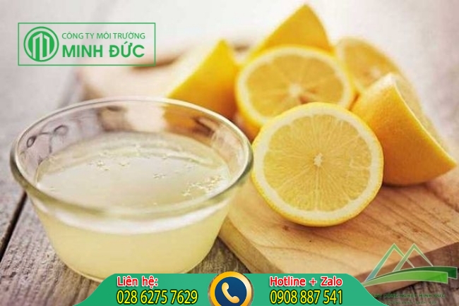 C&aacute;ch tẩy quần &aacute;o trắng với chanh khi bị nấm mốc