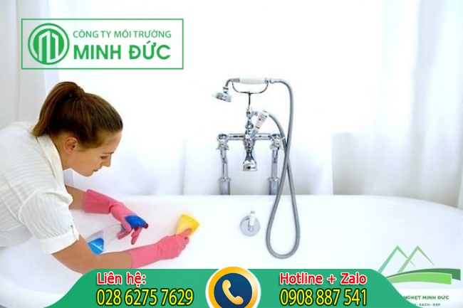 Vệ sinh buồng tắm/ bồn tắm v&agrave; khu vực xung quanh